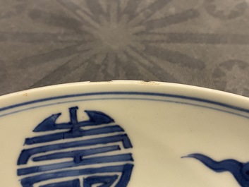 Une coupe en porcelaine de Chine en bleu et blanc &agrave; d&eacute;cor d'un dragon et Shou, marque et &eacute;poque de Yongzheng